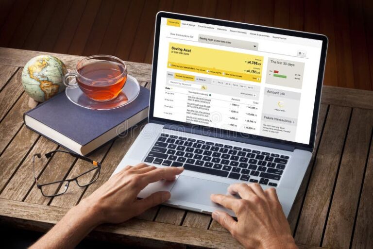 persona usando laptop para gestionar cuentas bancarias