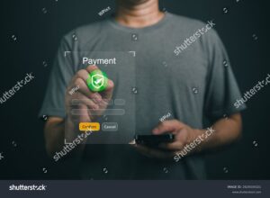 persona usando smartphone cancelando suscripcion online