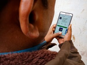 persona usando smartphone para prestamo rapido