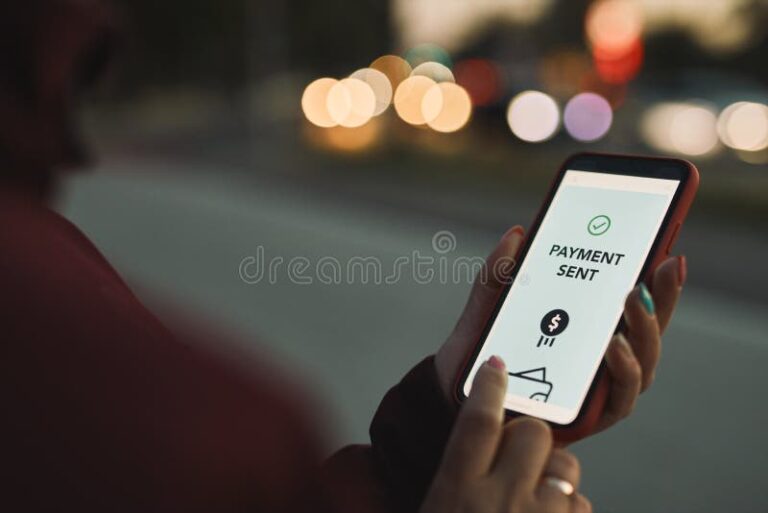 persona usando smartphone para transferencia bancaria rapida