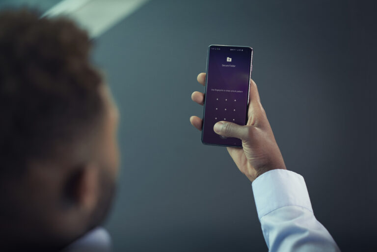 persona usando smartphone samsung desbloqueandolo
