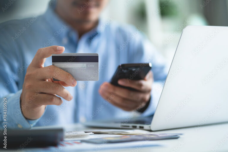 Cómo Denunciar Problemas con Mi Tarjeta del Banco Nación 5 persona usando telefono y tarjeta bancaria