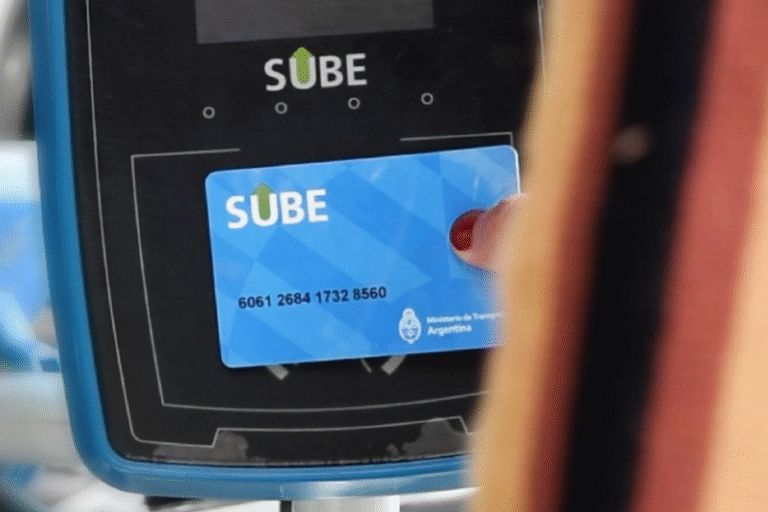 persona usando terminal de pago sube