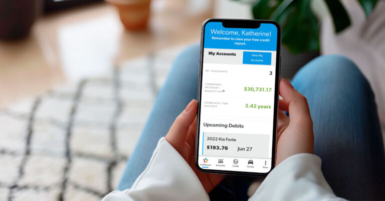 persona usando una aplicacion de finanzas personales