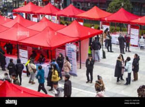personas buscando empleo en feria laboral