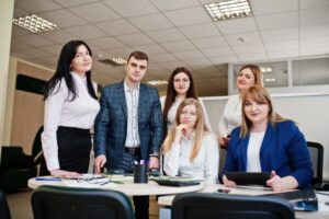 personas trabajando en oficina bancaria moderna