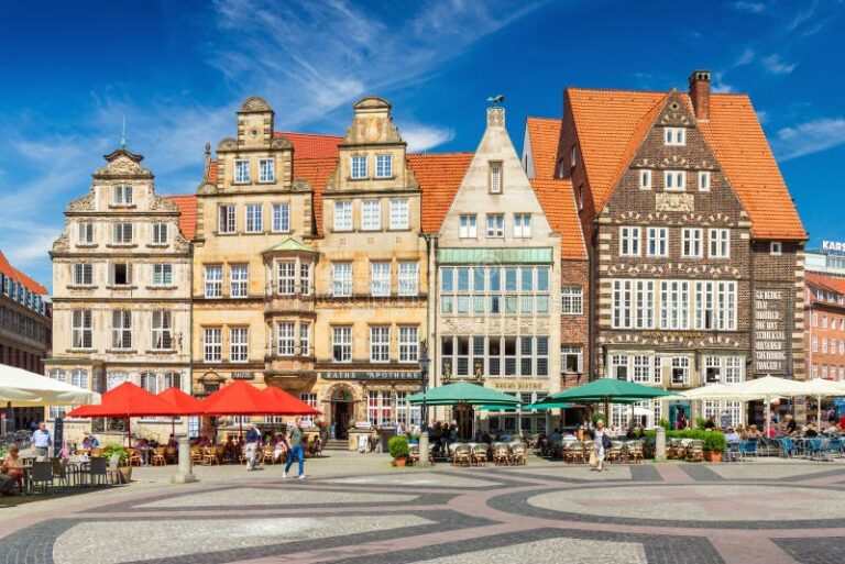 plaza central con arquitectura tradicional alemana