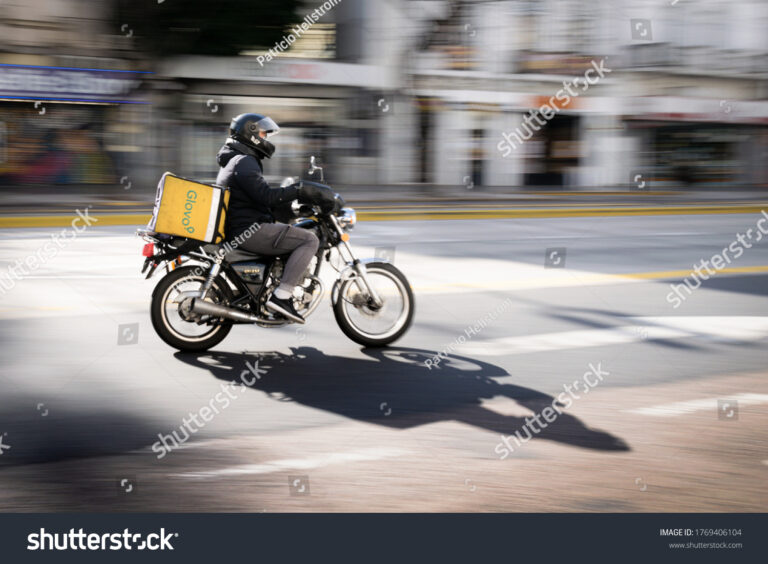 Dónde encontrar trabajo con moto propia en Capital Federal 1 repartidor en moto transitando por buenos aires