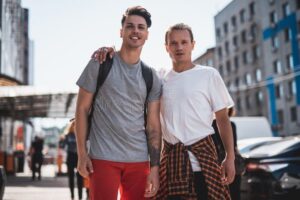 retrato amistoso de dos hombres en ciudad