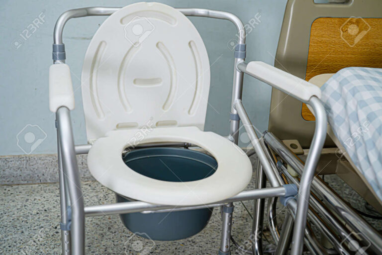 sanitario antiguo y telefono movil juntos