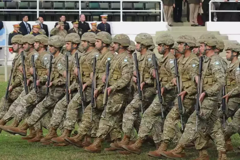 Cuáles Son Los Sueldos Del Ejército Argentino Según El Cargo 2 soldados argentinos en formacion militar