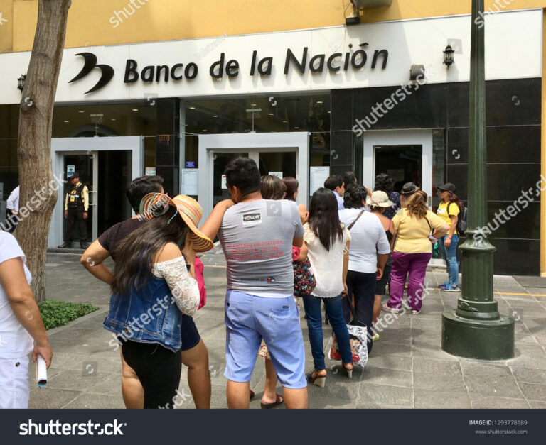 sucursal banco nacion con personas haciendo fila