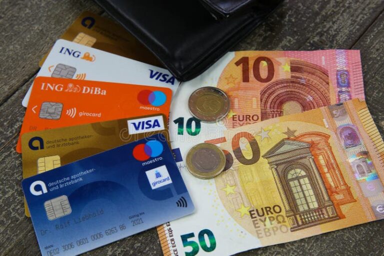 tarjetas bancarias y billetes sobre mesa 1