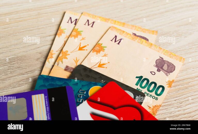 tarjetas de credito y billetes argentinos coloridos
