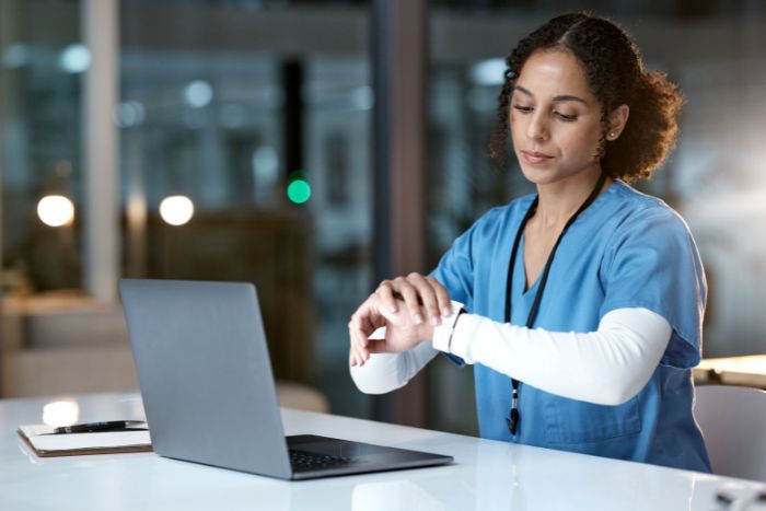 trabajador recibiendo asesoria financiera anses