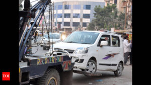 vehiculo siendo remolcado por grua carretera